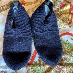 Bombas slippers size 11-13 kids